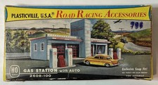 HO Scale ROAD RACING ACCESSORIES Plasticville,USA Gas Station with Auto 2608-100