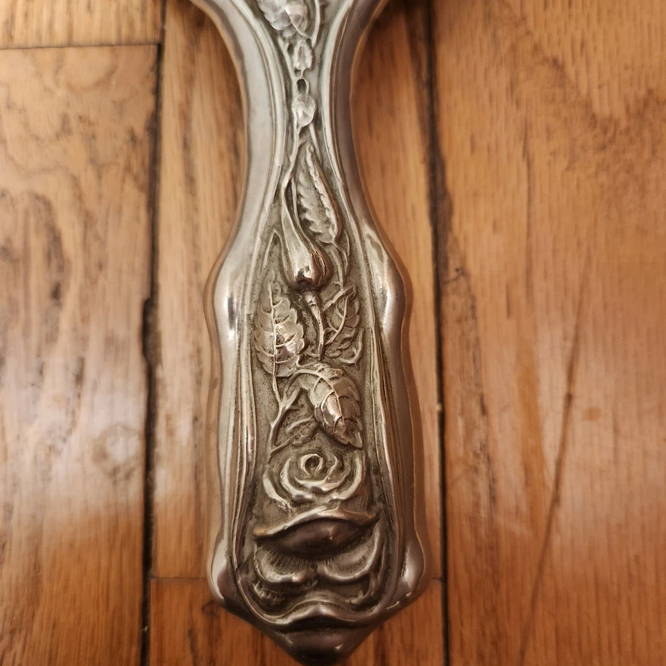 Antiguo Cepillo de Pelo Plateado con Diseño Floral Ornamentado Mujer Grabado Foto 2 de 4