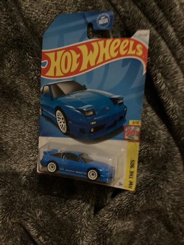 Hot Wheels – Nissan 180SX Type X 1996 – The 90’s Série 6/10 – Bleu 2024 – Short Card + Protecteur Frikimonkey – Édition Limitée 211/250