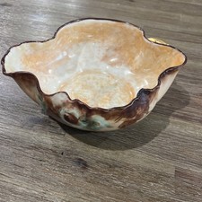 Antyczna ręcznie malowana sygnowana 10-calowa miska wyprodukowana we Francji.