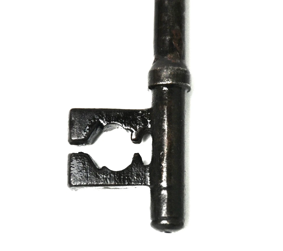Antique Steel Skeleton Key - Solid Barrel - Image 4 of 4
