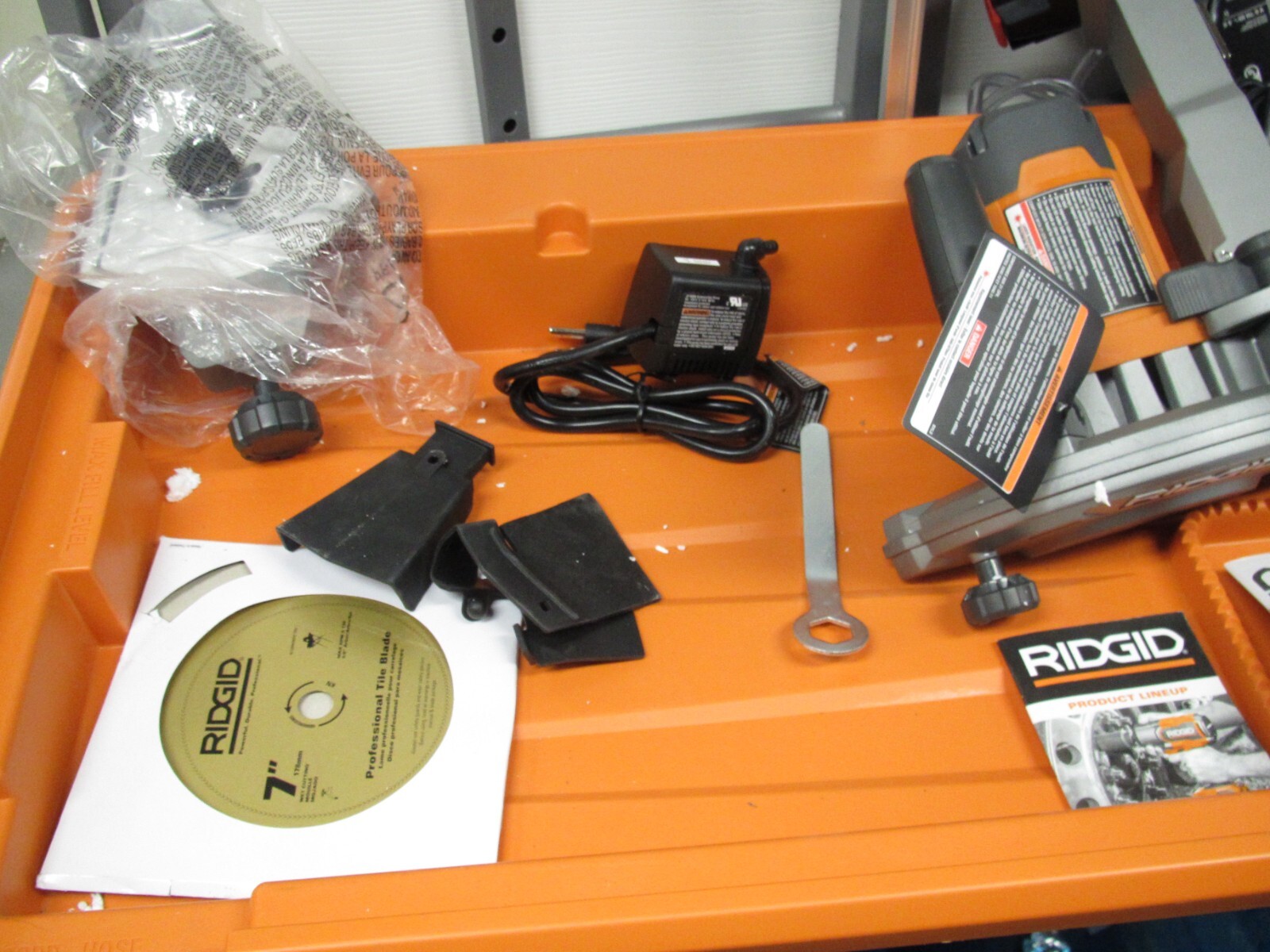 RIDGID R4031 7" 9Amp Corded Wet Tile Saw w/ Stand & Most Accessories