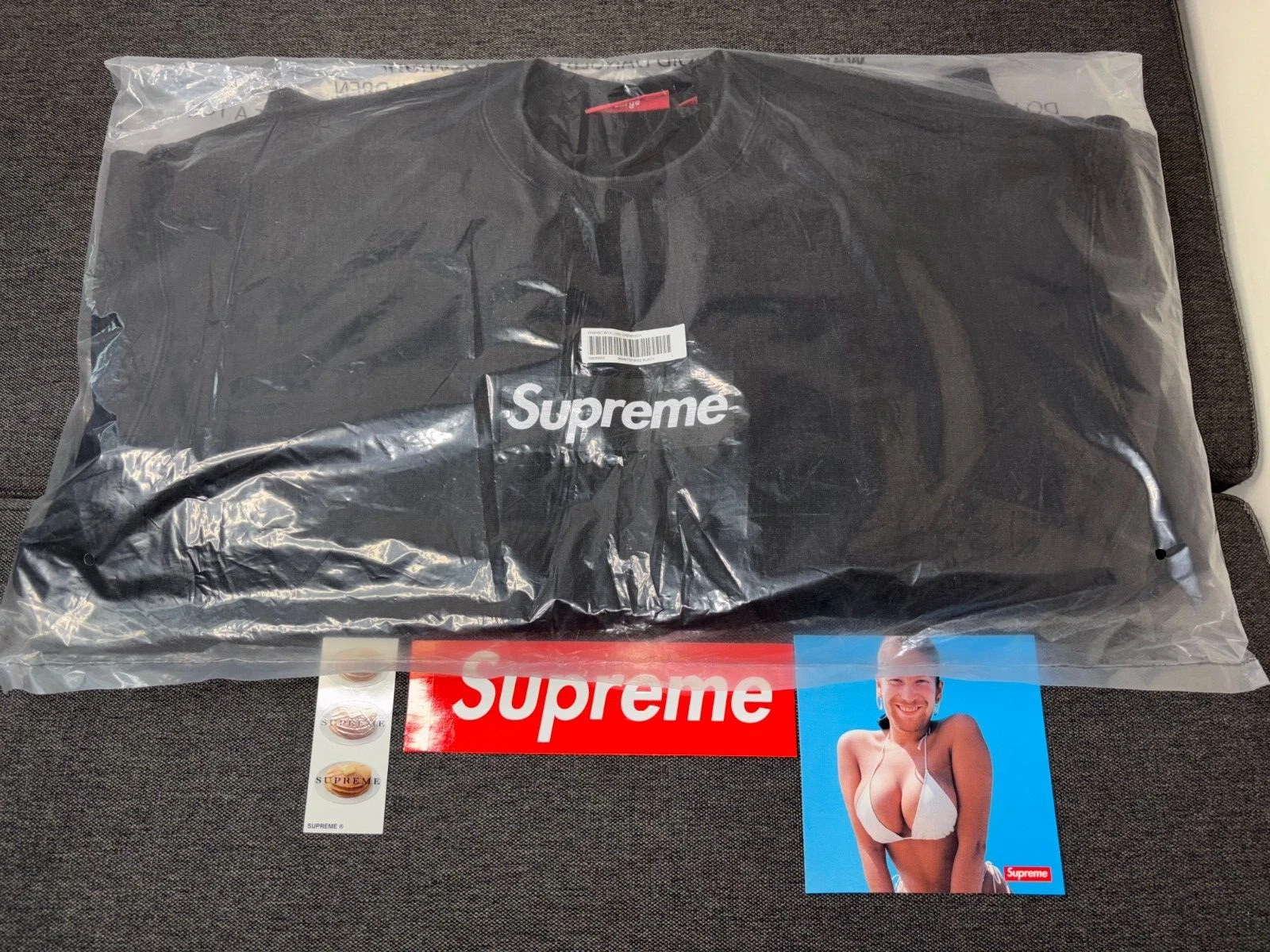 SUPREME boîte lavée logo col rond noir grand SS25SW2 avec autocollants Neuf dans sa boîte LIVRAISON RAPIDE