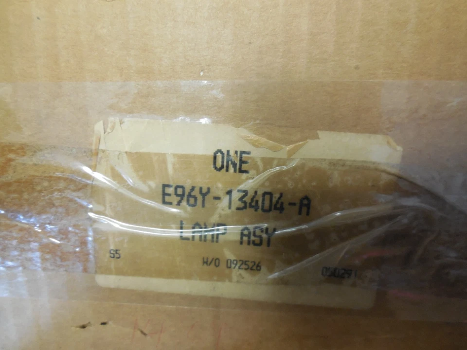 NOS 1988 年 Mercury 黄玉尾灯总成 E96Y-13404-A — 第 2/2 张图片