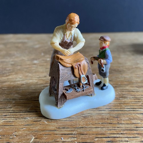 Department 56 Wilkenson & Kidd Saddlery Dickens Village mit Meister & Lehrling - Bild 18 von 20