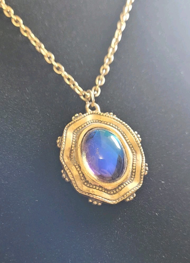 Emmons Necklace & Pendant Blue Fire 2648? Cabochon Purple Changing Mystic Vtg