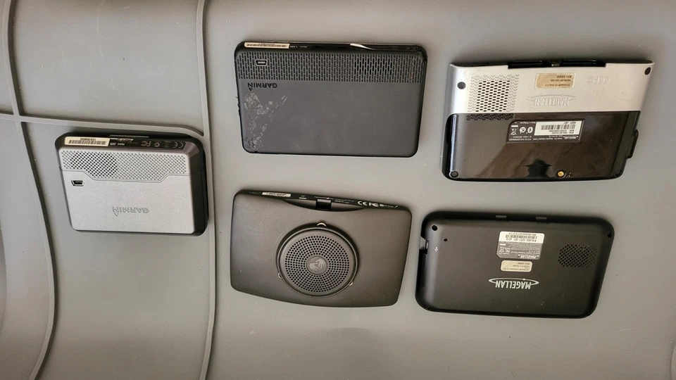 Bundle Of GPS Device 2x Garmin, 1xTOMTOM and 2xMagellan - Image 2 of 4