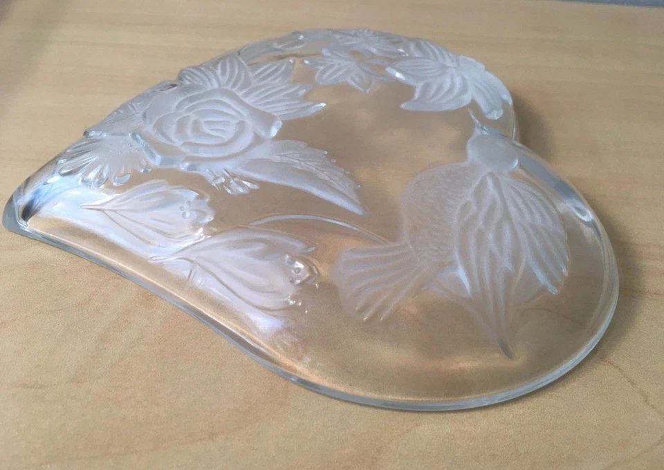 Bandeja de vidrio en forma de corazón KIG colibrí y flores en relieve 6 1/2" Foto 2 de 4