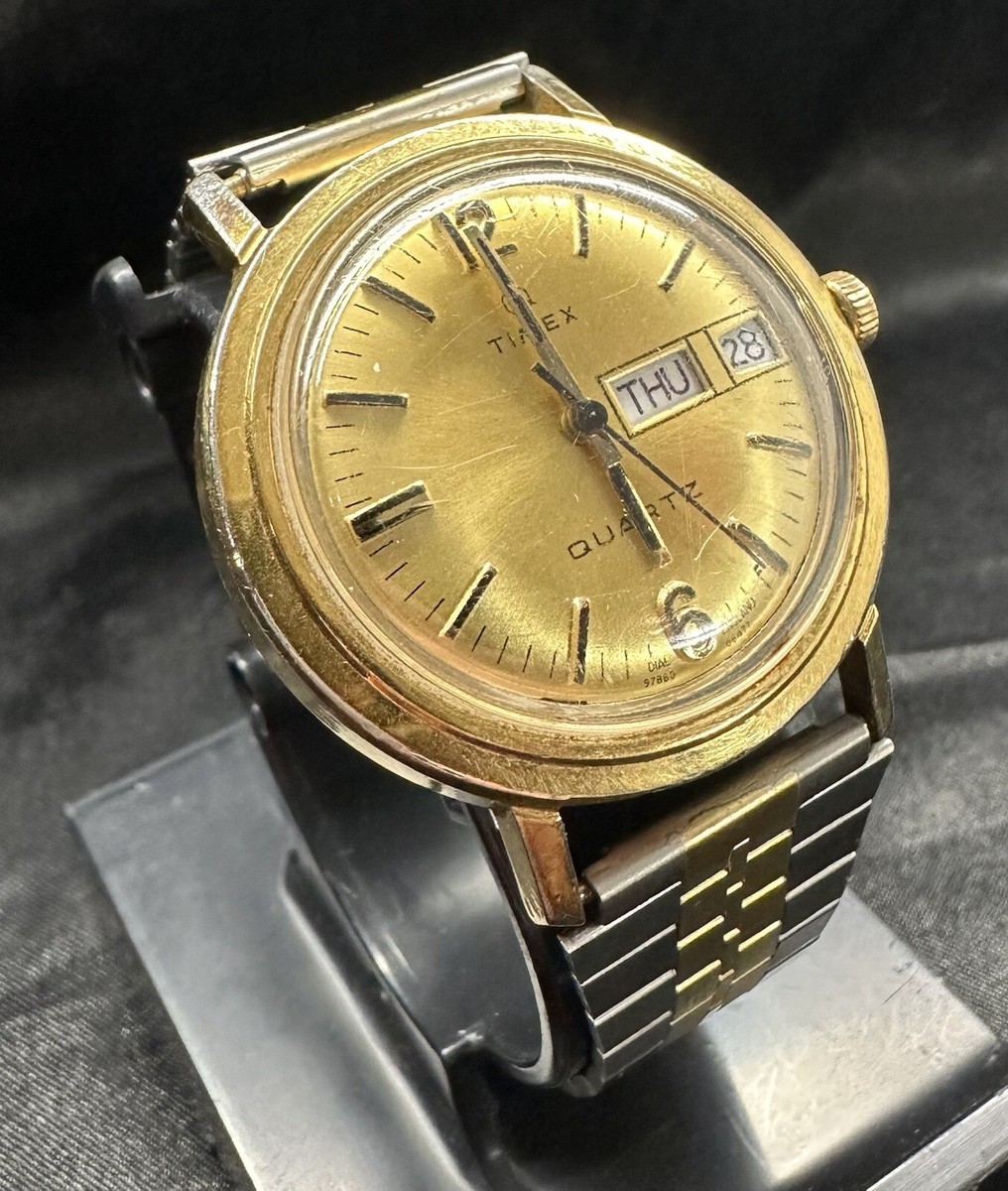 Vintage 1977 Timex Q Mens Gold Tone Day-Date England Dial Quartz