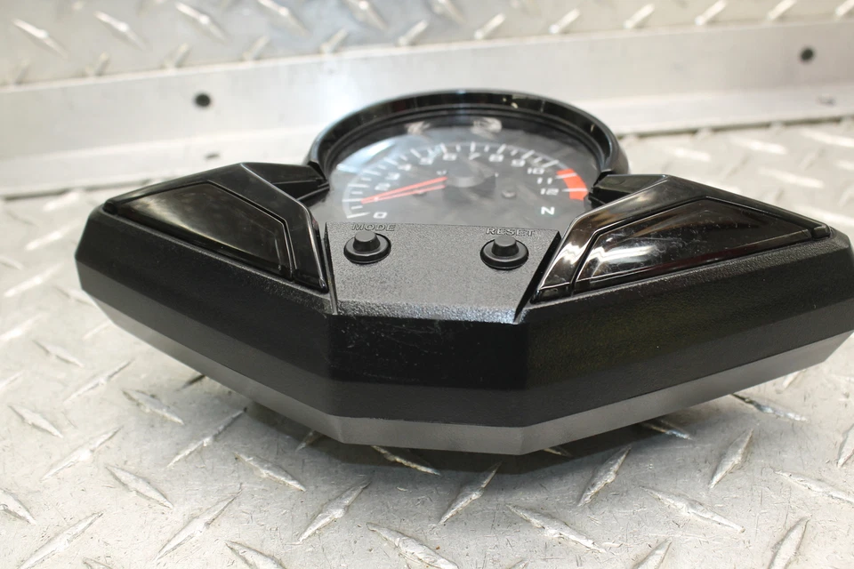 Honda CBR300R 2017 medidores 37100-K33-305 (6.087 millas) Foto 4 de 4