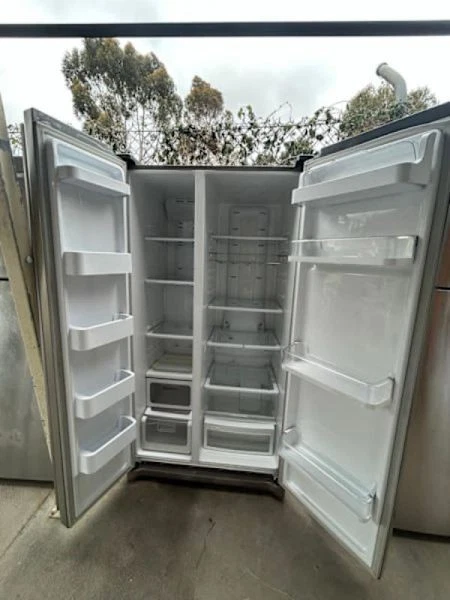 Large 710 liter Samsung stainless steel side by side fridge Spacious and relia - image 3 of 3