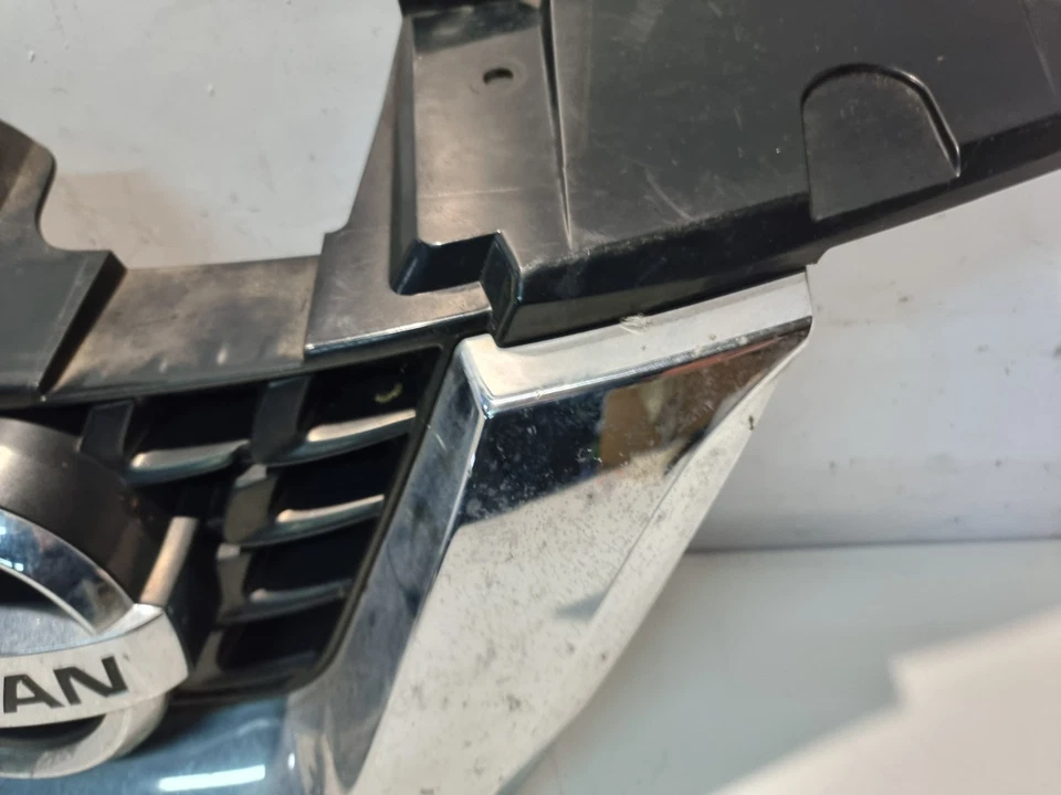 Parrilla delantera Nissan Juke F15 placa central cromada 2015 Facelift 62072-BV80A Foto 3 de 4