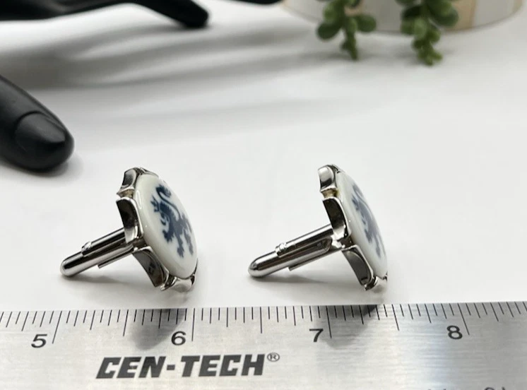 Gemelos de porcelana Royal Copenhagen Blue Rampart Lion sobre blanco vintage Foto 2 de 4