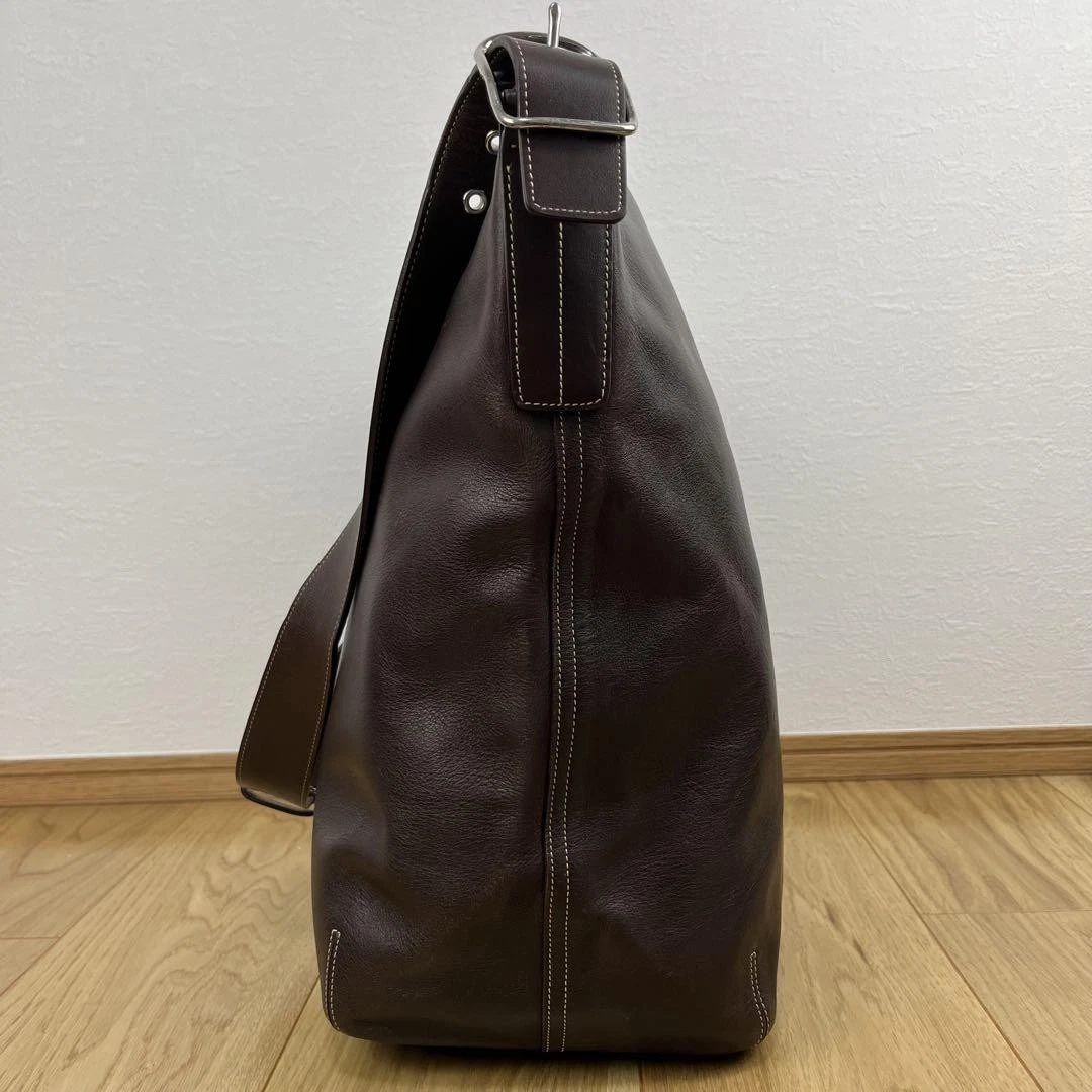 Vecchia borsa a tracolla Coach tipo secchiello pelle marrone scuro come nuova dal Giappone