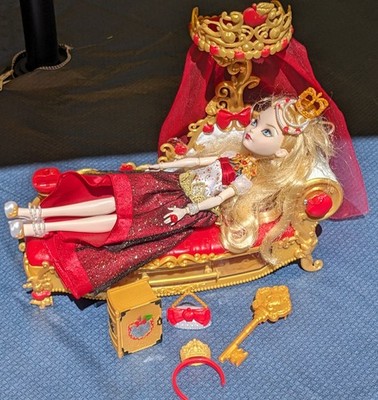 Ever After High Apple White Legacy doll + Fainting Couch Playset 2013 Retired