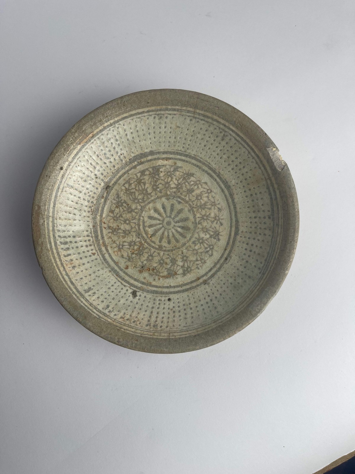 Plato Buncheong Ware dinastía coreana Joseon siglos XV/XVI