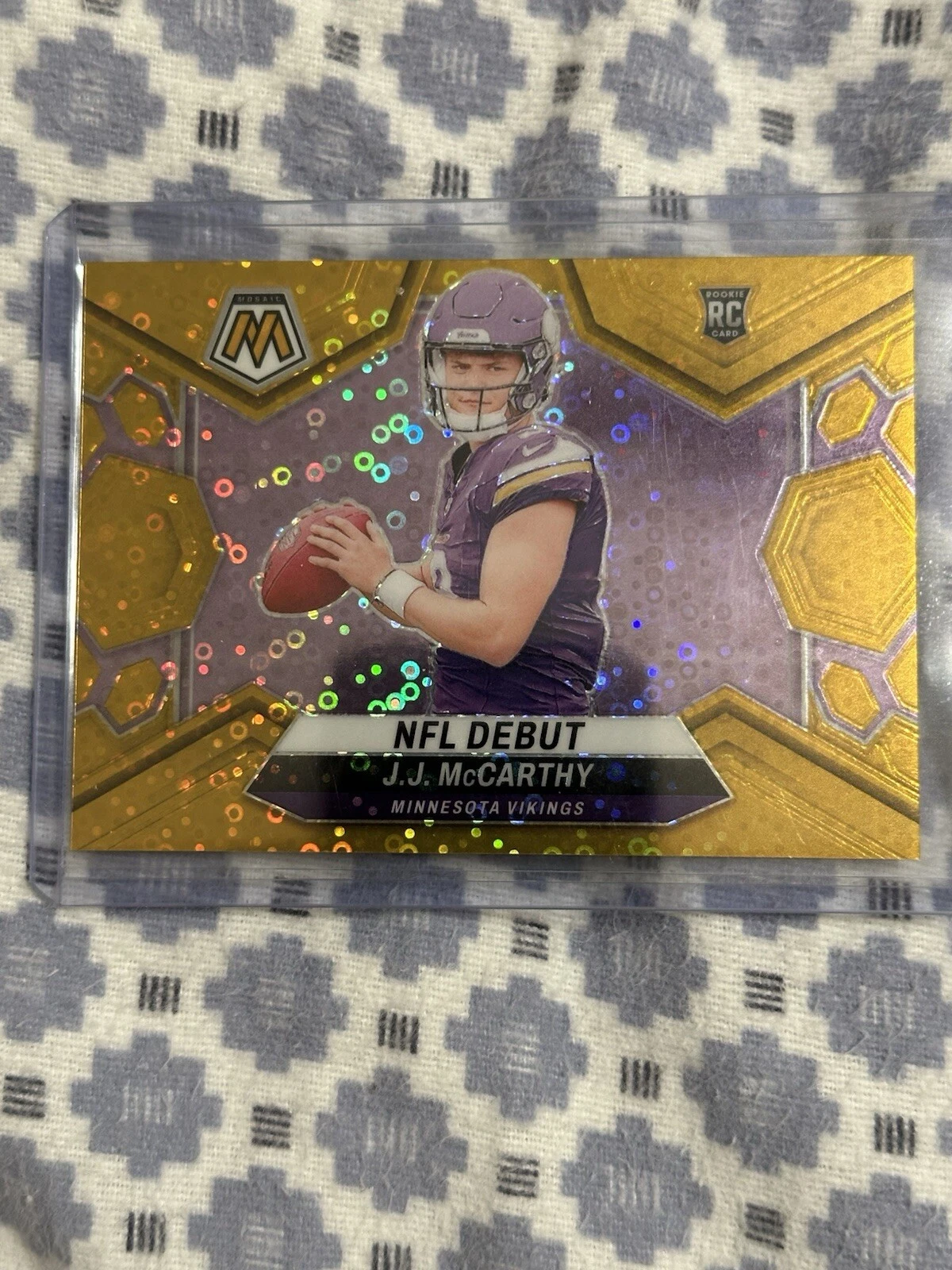2024 Panini Mosaic NFL Debut Gold Prizm #275 J.J. McCarthy /10 RC