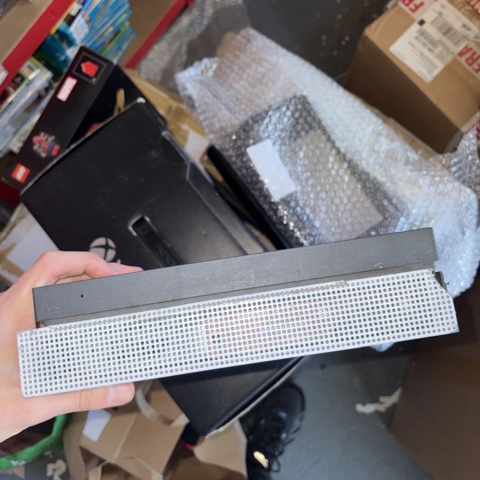 Microsoft Xbox One X, photo 3 of 5