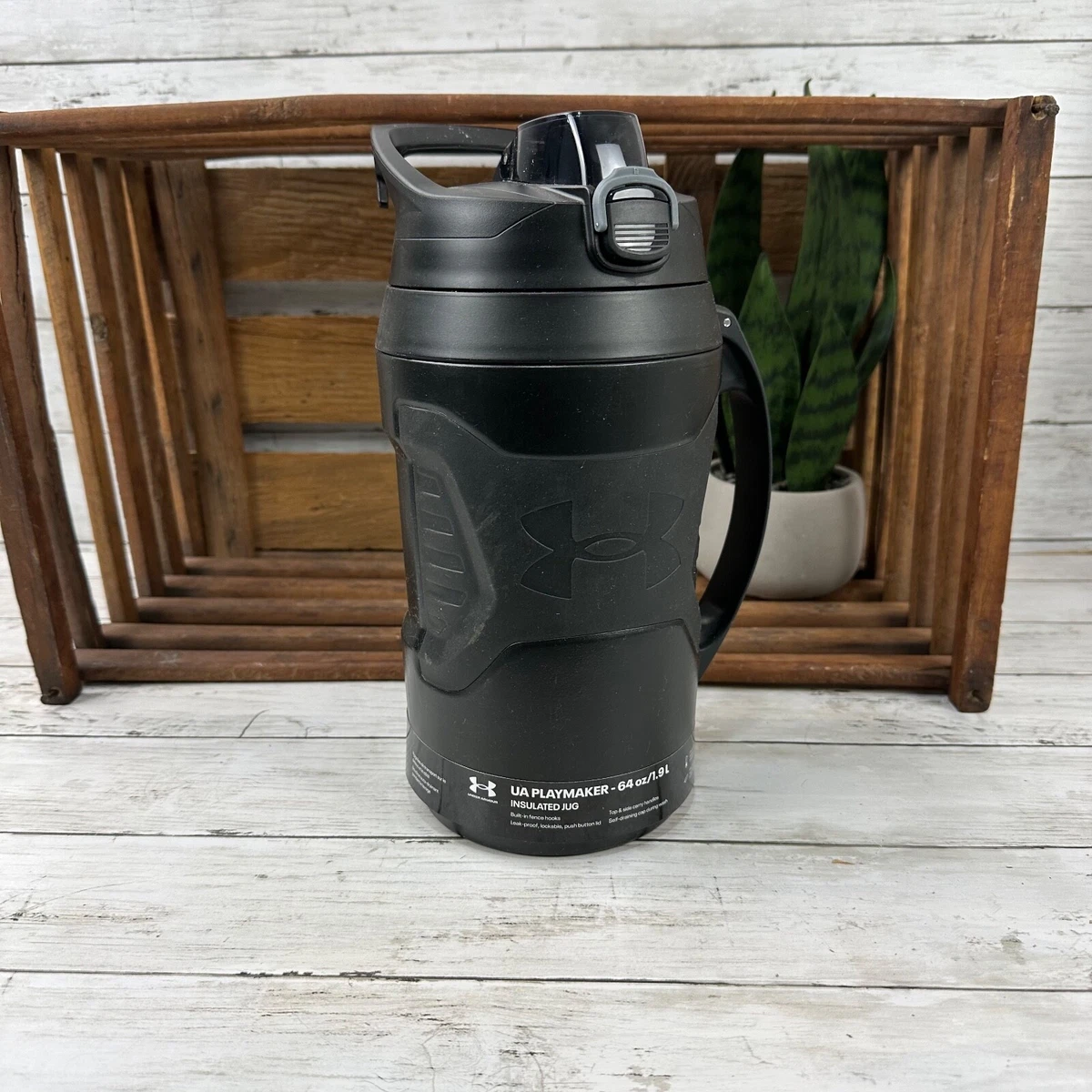 UNDER ARMOUR PLAYMAKER JUG 64oz. INS. WATER BOTTLE W BUILT IN HOOK