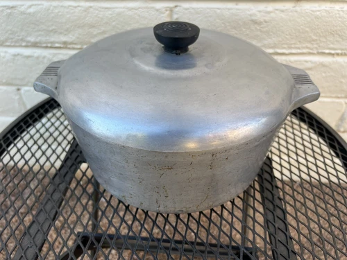 Vintage WAGNER Dutch Oven with lid 4248 P - AS IS Warped does not sit flat/pitts