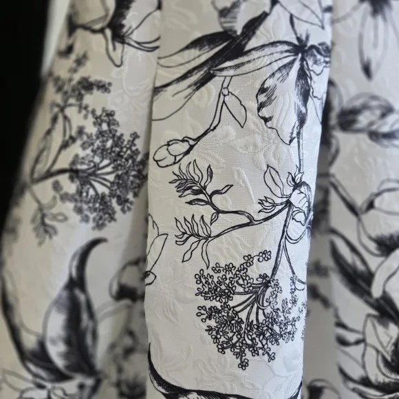 Falda Jacquard Acampanada y Calce Mercado Negro Casa Blanca | Talla 8 | Nueva con Etiquetas | Plisada Foto 4 de 4