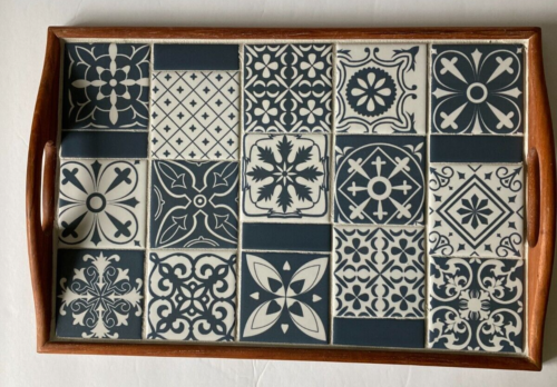 Vassoio da portata con intarsio ceramico blu coloniale e base in legno con maniglie - Foto 1 di 14