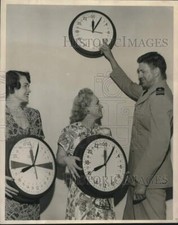 1949 Press Photo Lieut Richard M Price Shows How Daylight-Savings Time Will Work