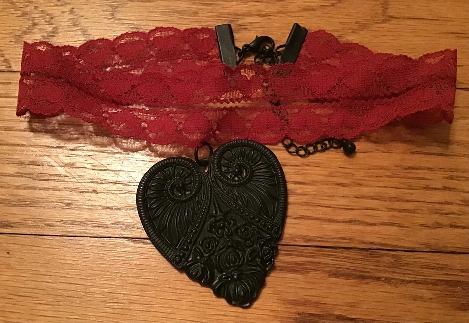 Collar Gargantilla Hot Topic Encaje Rojo Negro Corazón Metal Gótico Foto 2 de 4