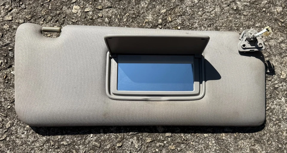 Parasol gris lado pasajero Nissan Titan 2004-2014 parasol iluminado derecho OEM Foto 2 de 3