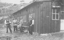 CPA 74 CARTE PHOTO SITUEE AU DEVANT A CHAMONIX  PHOTO GIRARD (travailleurs bois