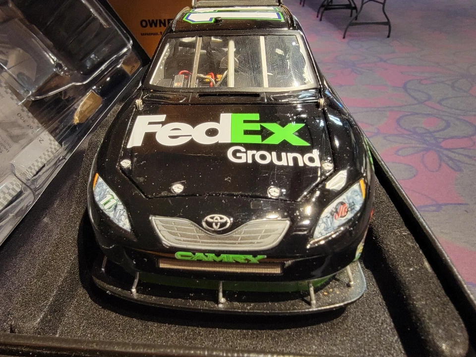 Denny Hamlin #11 FedEx Freight 2008 - Toyota Camry Elite escala 1:24 #282/300 Foto 2 de 4