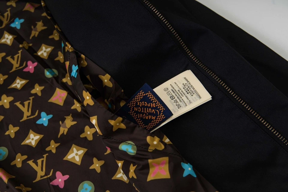 Chaqueta de aviador Louis Vuitton de algodón negra con monograma polar | RARA Foto 4 de 4