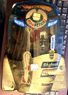 New 2005 Hot Wheels Micro Madnetics Skyhook Stunt Set with 2 Motorcycles