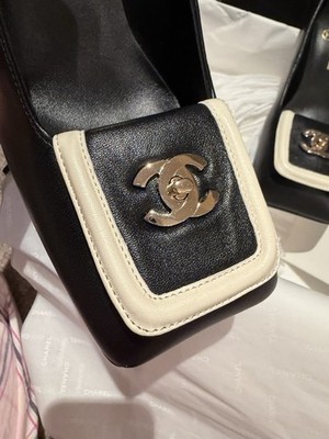 New CHANEL 26S Blazy Black & White Square Toe Turn lock CC Runway