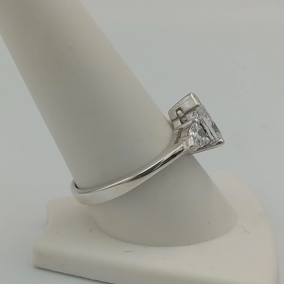 Anillo de compromiso de plata de ley 925 con forma de pera circonita cúbica circonita cúbica de 3 piedras talla 10 Foto 3 de 4