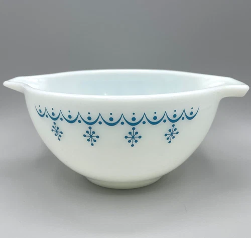 Pyrex Blue Snowflake 441 Cinderella Nesting Bowl Mixing Bowl White 1970s VTG USA