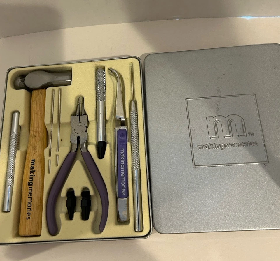 Kit de herramientas para hacer recuerdos en estuche de metal - Juego completo de diez herramientas individuales usadas Foto 2 de 4