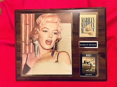 Marilyn Monroe (NMMM, 1963). Trade Cards (20) (2.5 X 3.5) & Stand, Lot  #50271