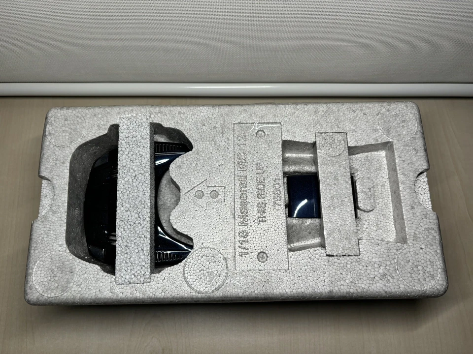 AUTOart Signature Maserati MC12 Road Car Blue 75802 1:18 - Imagen 3 de 4