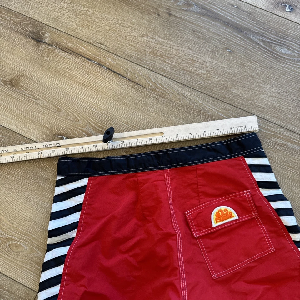 Pantalones Cortos Sundek De Colección Para Hombre 30 Rojo Geométrico Rayas Bañador Años 80 Retro 3" Foto 4 de 4