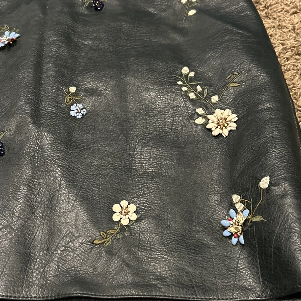 Mini-saia Zara básica couro vegano verde escuro bordada flores L B17 - Imagem 2 de 4