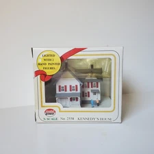 Model 2558 Power Kennedy's House Built-Up Building With 2 Figures Scale Lighted