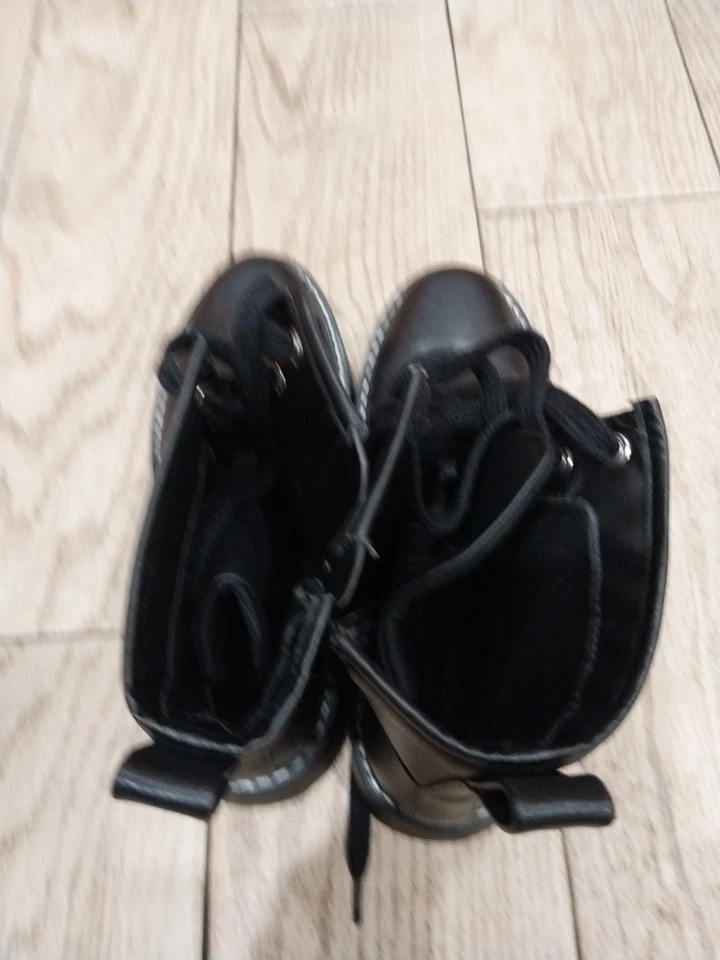 Botas de combate femininas Madden Girl tamanho: 8,5 Kurrt couro sintético com cadarço cor: preto - Imagem 4 de 4