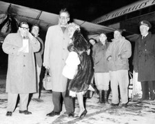 Marilyn Monroe abraza a su esposo Arthur Miller en International A... Foto antigua