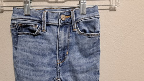 Old Navy Kids’ Distressed Skinny Jeans – Size 6. (Perhaps Unisex Fit) - Picture 7 of 13