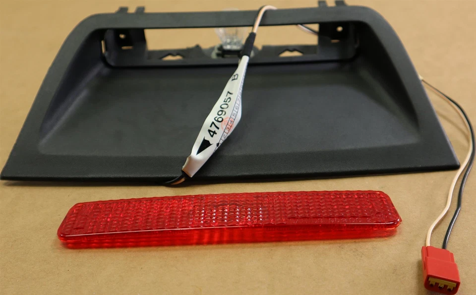 Dodge Intrepid 3rd Brake Light 04769056AB Center High Mount Stop Light Mopar NOS Foto 3 de 4