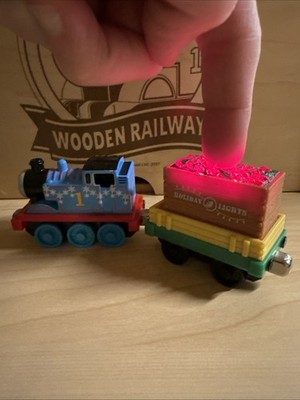 HOLIDAY THOMAS ! THOMAS FRIENDS TRAIN TAKE ALONG N PLAY 2009 CHRISTMAS LIGHTS !