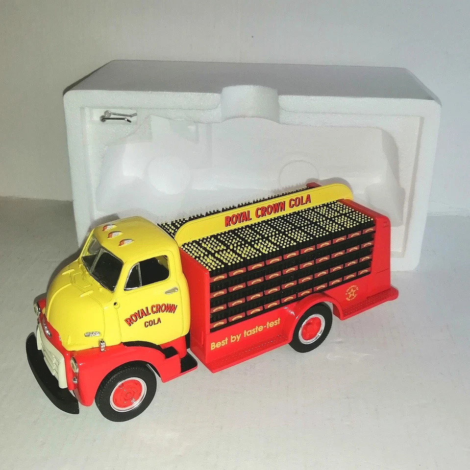 FIRST GEAR 1/34 GMC BOTTLER'S TRUCK 1952 ROYAL CROWN COLA COD.19-1739 - Immagine 2 di 4