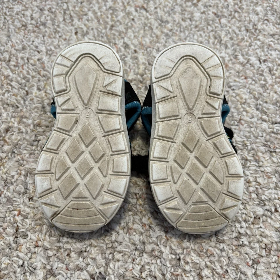 Sandalias Stride Ride para niños pequeños negras y azules Foto 3 de 4