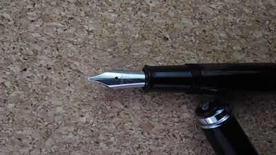 Pelikan M205 Füllfederhalter schwarz F-Feder mit Box